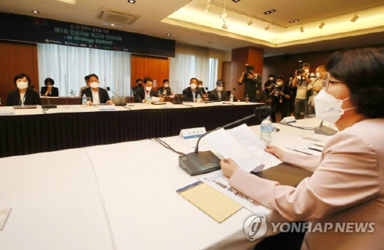 임혜숙 과기정통부 장관(오른쪽)이 7일 서울 오크우드프리미어호텔에서 열린 '인공지능 최고위 전략대화'에서 인사말을 하고 있다. 연합뉴스